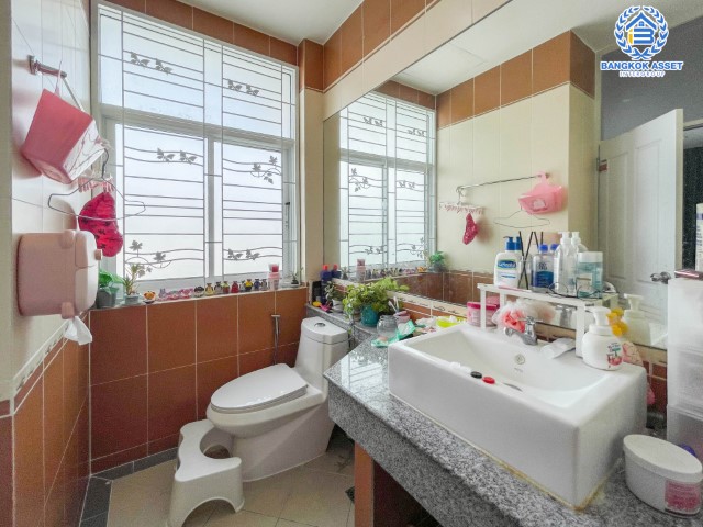 *****บ้านเดี่ยวมือสองย่านนนทบุรี ม.โฮมเพลส รัตนาธิเบศร์ เนื้อที่จัดเต็มถึง 54 ตร.ว. ฟังก์ชั่นพร้อมถึง 4 ห้องนอน 3 ห้องน้ำ 2 ที่จอดรถ แถมฟรี! 3 เครื่องปรับอากาศ และ 2 เครื่องทำน้ำอุ่น บนทำเลศักยภาพ เพียง 12 นาทีก็ถึงรถไฟฟ้าสายสีม่วง "สถานีบางพลู" จองเลย!